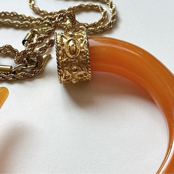 💸SOLD💸RARE Vintage Kenneth Jay Lane Orange Horn on Gold Tone Statement Necklac - Picture 2 of 6